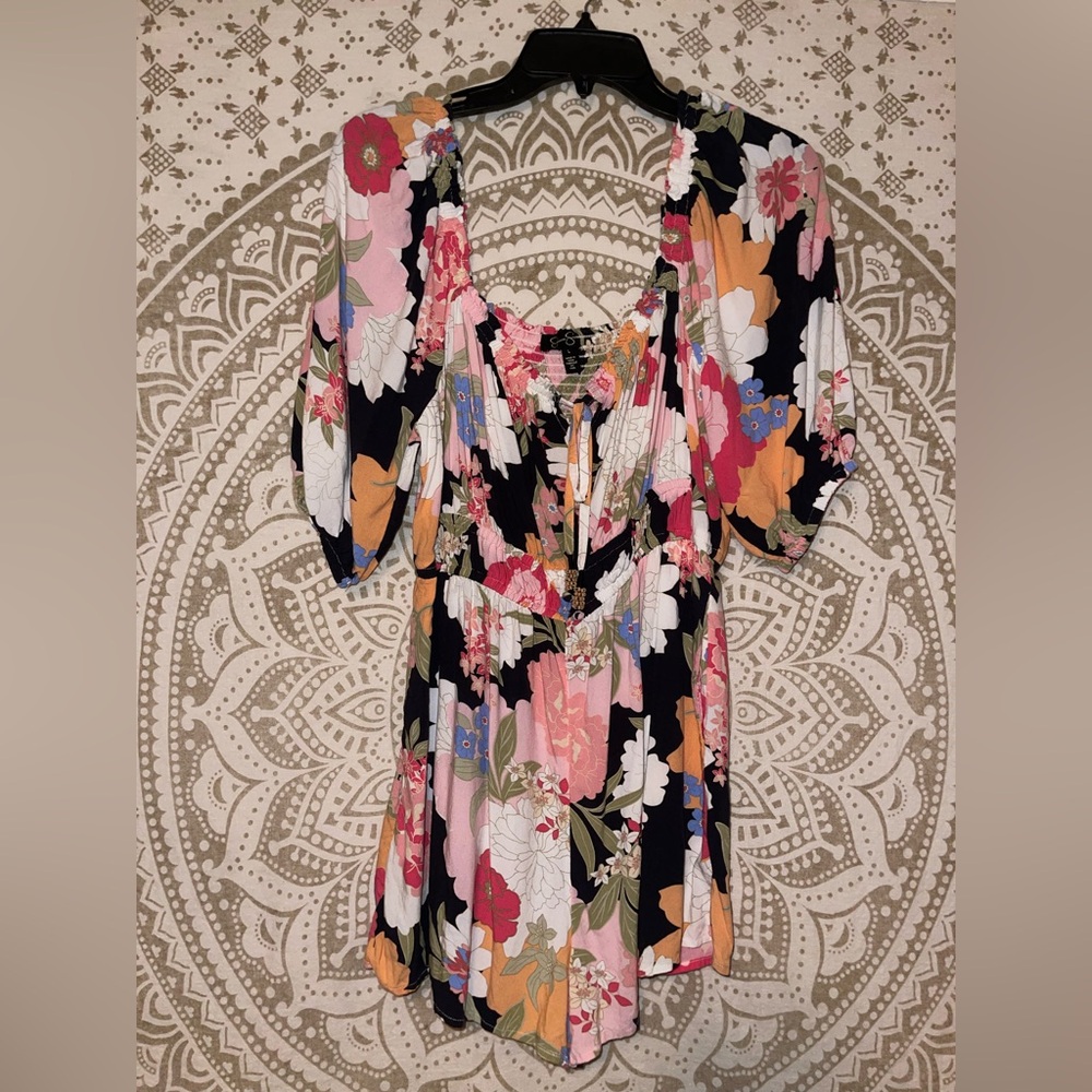 "JESSICA SIMPSON" LADIES FLORAL ROMPER 
SIZE LARGE